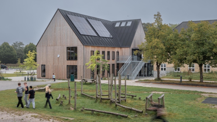 Osted Skole er forvandlet med Thermo fyr udvendigt og Design Panels for god akustik indvendigt. Træet tilfører varme og liv til de klassiske gule mursten..