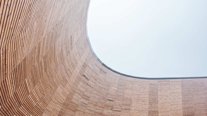 Esbjerg har fået et nyt maritimt vartegn kaldet Lanternen. Det prægtige byggeri står skarpt skåret i Thermo-behandlet fyrretræsbeklædning og er smukt afrundet med terrassebrædder i hjertet af byggeriet..