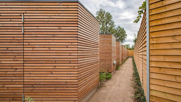 Facade- og skurbeklædningen til Kajerød huse, 
udført i træ, skaber et gennemgående
udtryk for hele byggeriet. .