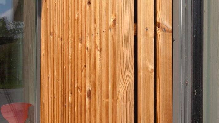 Unikt facadebeklædning skabt ved brug af
facadelister udført i modificeret træ..