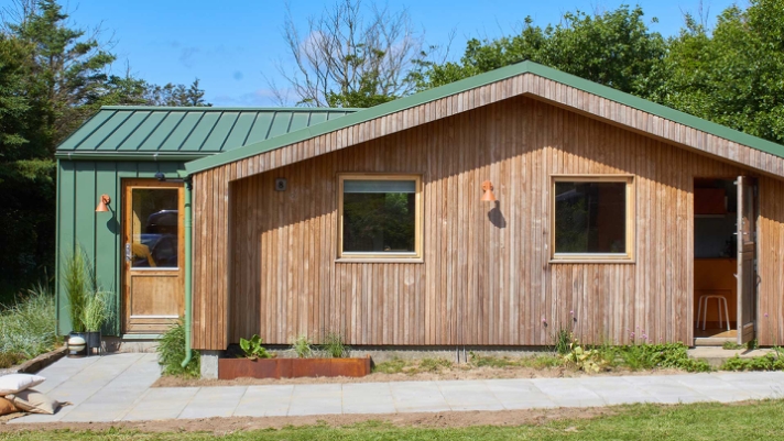 Tæt ved den nordjyske vestkyst ligger denne drøm af et sommerhus, som har fået opdateret facaden med beklædning i Thermo Fyr Premium..