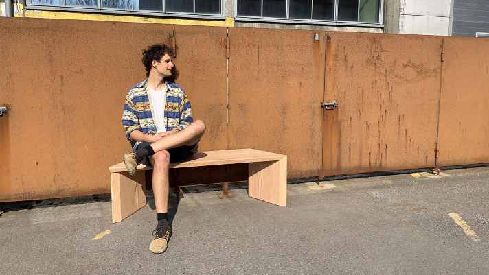 En kunstnerisk bænk med funktion og enkelthed i fokus..