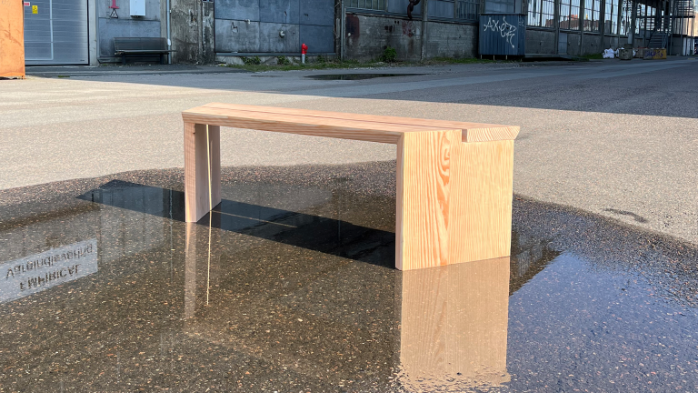 Funktionel og smuk bænk i Douglas.