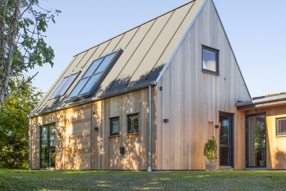 Arkitekttegnet sommerhus 
med cedertræ.