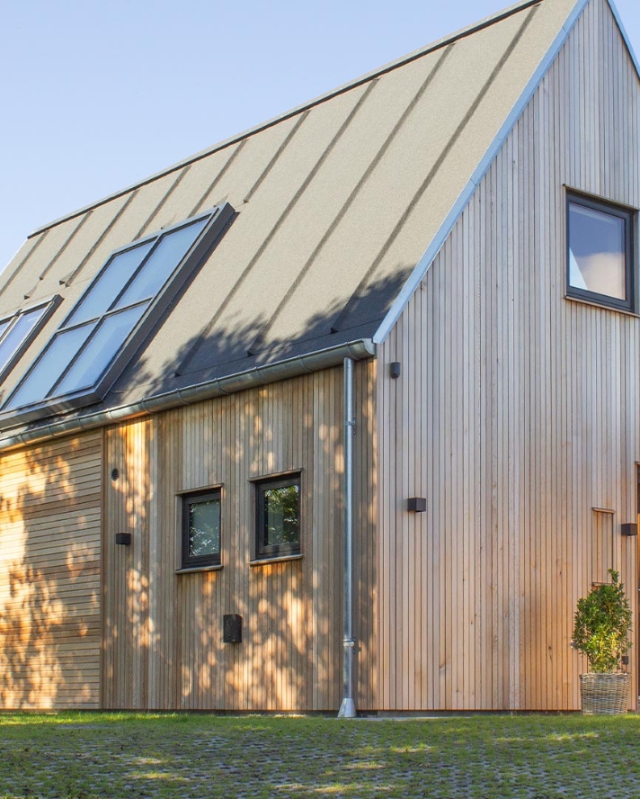 Arkitekttegnet sommerhus 
med cedertræ.